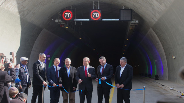 בנימין נתניהו וישראל כץ בטקס פתיחת מנהרות הראל בכביש 1 (צילום: מרק ישראל סלם)