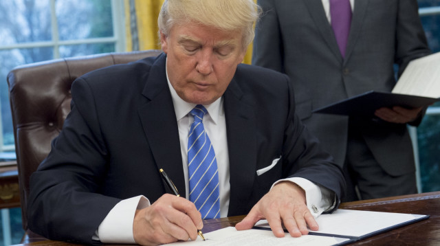 דונלד טראמפ חותם על צו נשיאותי (צילום: AFP)