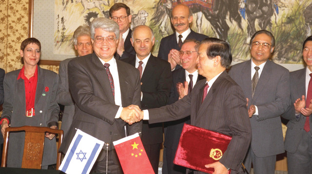 טקס החתימה בבייג'ינג על כינון היחסים הדיפלומטיים בין ישראל לסין במעמד שרי החוץ דוד לוי וקיאן קיצ'ן (צילום: יעקב סער, לע"מ)
