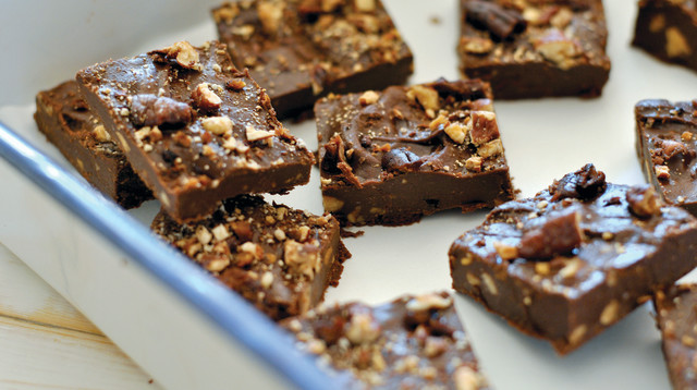 ריבועי טראפלס שוקולד וטחינה (צילום: יונתן זינדל, פלאש 90)