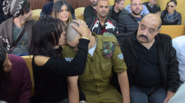 אלאור אזריה ומשפחתו בדיון בבית המשפט (צילום: אבשלום ששוני)