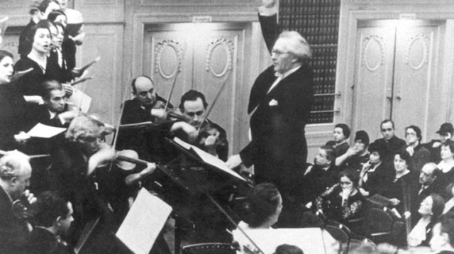 קורט זינגר מנצח על תזמורת הקולטורבונד (צילום: צילום מתוך הספר Premiere und pogrom)