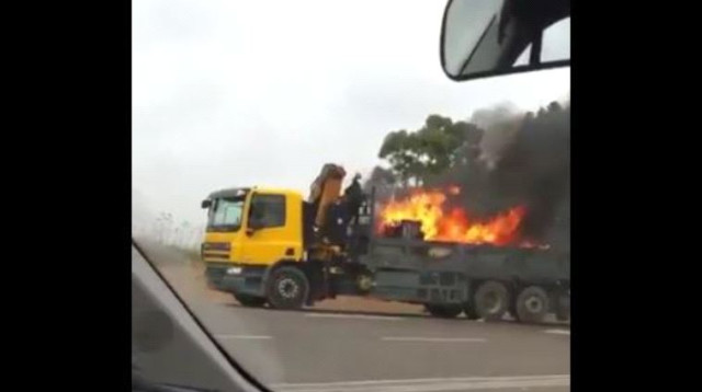 ארגז המשאית עולה באש  (צילום: מסך)