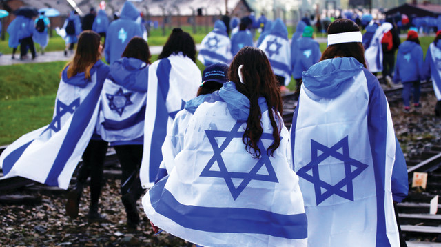 צעירים במצעד החיים באושוויץ (צילום: רויטרס)