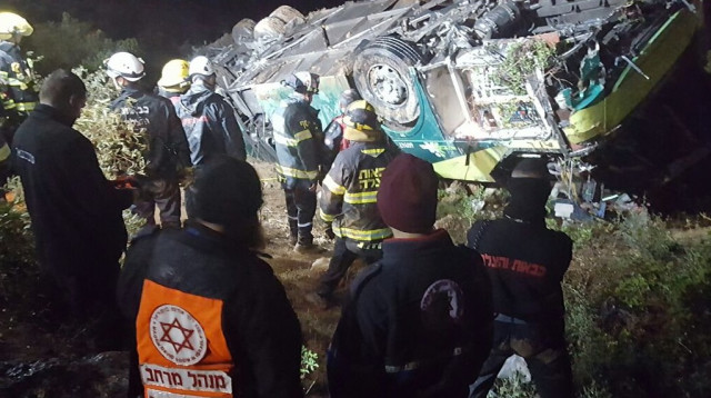 אוטובוס הדרדר לתהום בבנימין (צילום: דוברות מד"א)