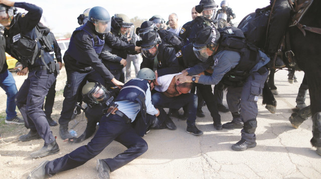 פינוי אום אל חיראן (צילום: רויטרס)