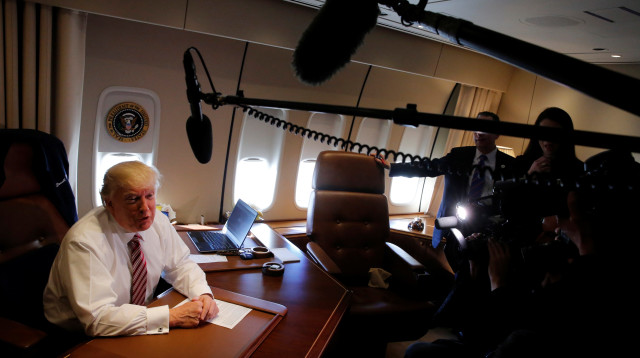 דונלד טראמפ במסיבת עיתונאים באייר פורס 1 (צילום: רויטרס)