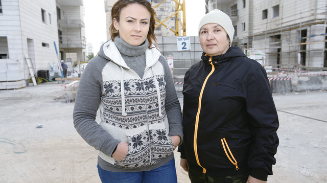 רוזה ז'לב (מימין) וקטי דובוק, מנופאיות (צילום: אלוני מור)