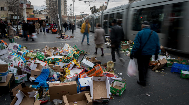 שביתה בירושלים, ערימות זבל בשוק מחנה יהודה (צילום: יונתן זינדל, פלאש 90)