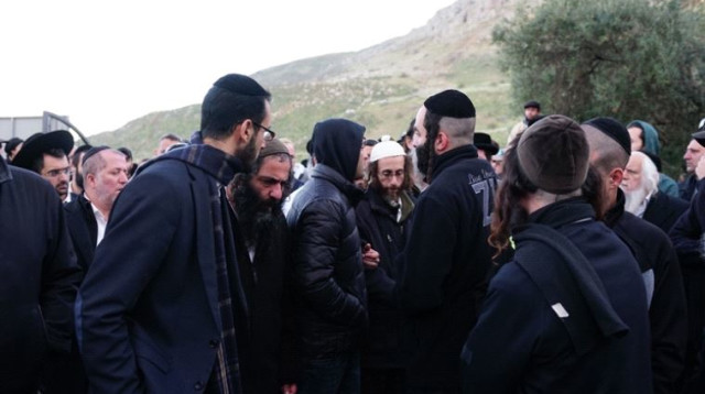 ישראל עתיה בהלוויתו של נחמן עתיה ז"ל (צילום: ערן גילווארד)