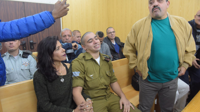 אלאור אזריה והוריו בבית הדין ביפו (צילום: אבשלום ששוני)