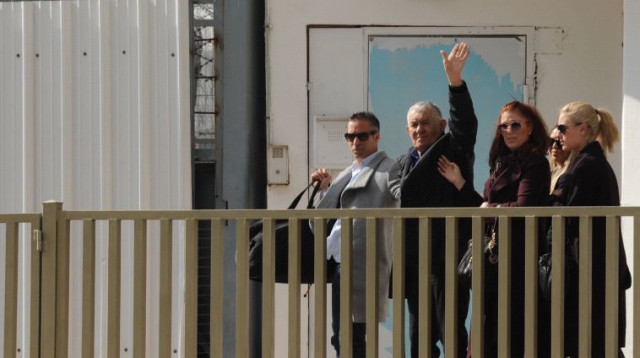 צבי בר נכנס לכלא (צילום: אבשלום ששוני)