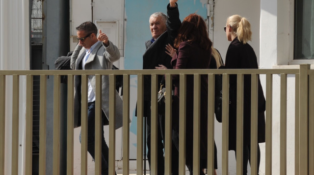 צבי בר נכנס לכלא (צילום: %אבשלום ששוני%)