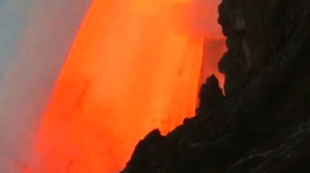 לבה רותחת (צילום: צילום מסך מתוך רויטרס)