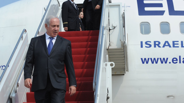 נתניהו יורד מהמטוס (צילום: פלאש 90)