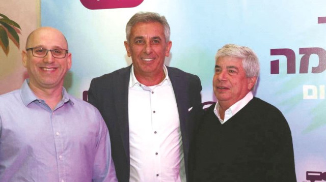 אראל, בן חמו ושטרן בטקס החתימה (צילום: סיון פרג')