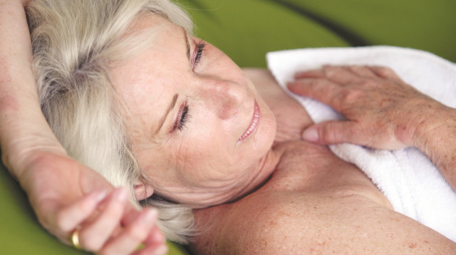 אישה מבוגרת ישנה (צילום: אינג אימג')