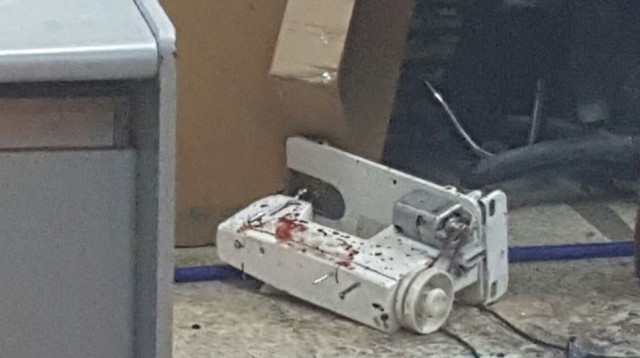 מכונת תפירה ששימשה למעצר החשוד (צילום: אלון חכמון)