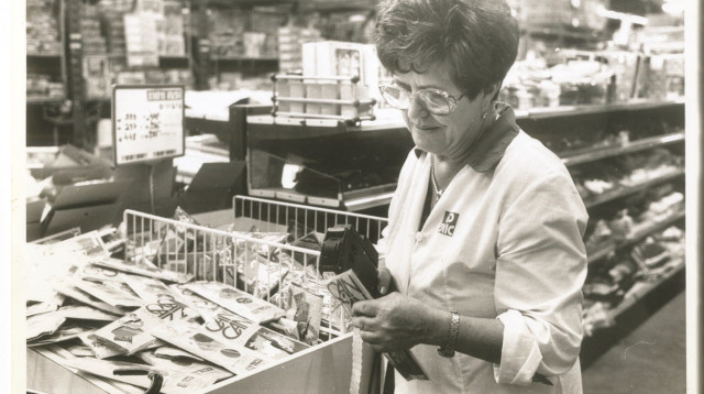 סניף קו אופ בשנות ה-80 (צילום: ראובן קסטרו)