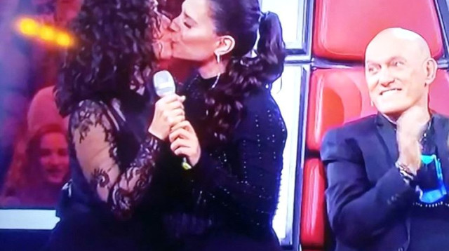 ריטה ומירי מסיקה מתנשקות בשידור  (צילום: מסך)