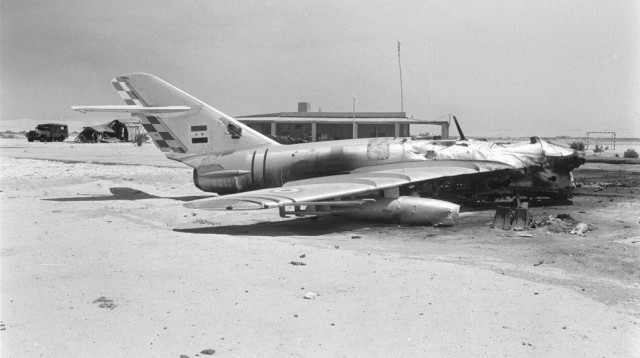 מטוס קרב מצרי מסוג מיג 17, שנפגע בעודו על הקרקע (צילום: באדיבות ארכיון צה"ל במשרד הביטחון,מערכת במחנה)