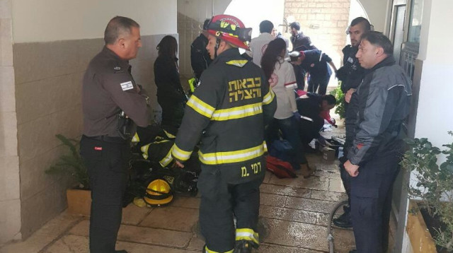 קשיש בן 70 פונה משריפה בדירה בירושלים (צילום: תיעוד מבצעי מד"א)