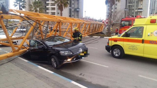 המנוף שקרס בבת ים (צילום: דוברות מד"א)