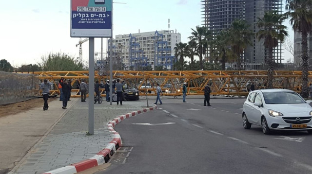 המנוף שקרס בבת ים (צילום: דוברות מד"א)