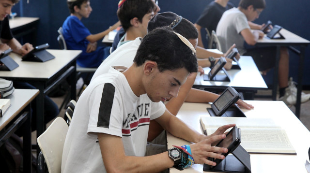 תלמידים לומדים באופן מקוון, למידה דיגיטלית (צילום: נאור רהב)