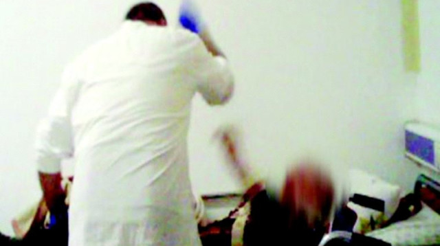 תיעוד עובד בית האבות בחיפה מכה קשיש (צילום: צילום מסך, חדשות 2)