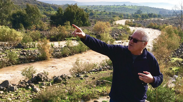 יוסי עוזרד ליד "גשר הדודות" (צילום: טל בשן)