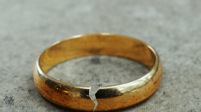 טבעת נישואין שבורה, צילום אילוסטרציה (צילום: istockphoto)