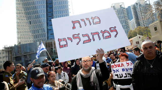 תומכי אלאור אזריה מפגינים מחוץ לבית הדין הצבאי (צילום: רויטרס)