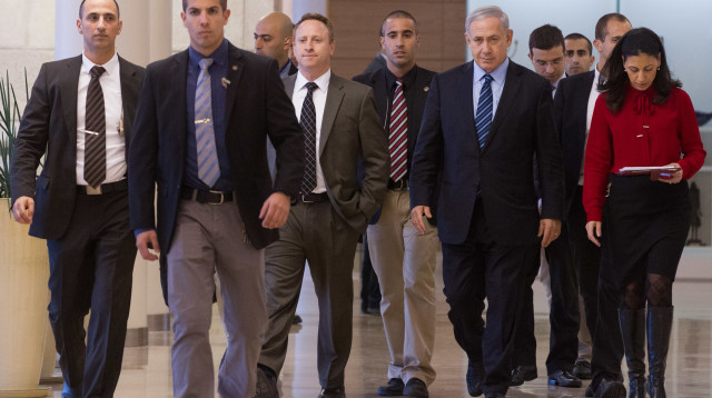 ארי הרו לצידו של נתניהו (מימין)  (צילום: פלאש 90)