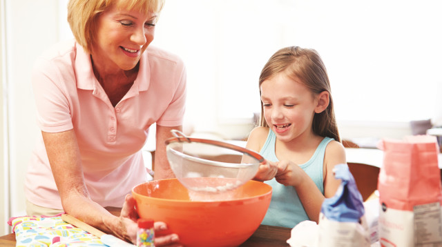 סבתא ונכדה (צילום: ingimage ASAP)