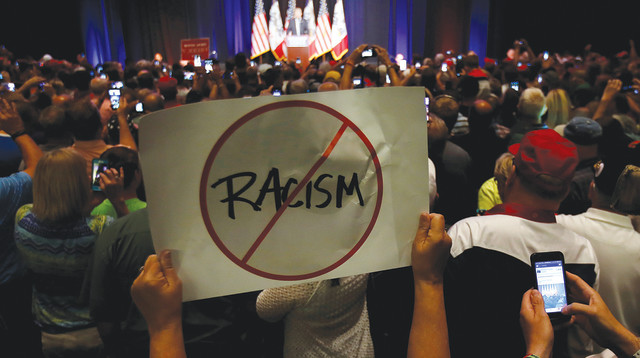 מחאה נגד טראמפ במהלך הקמפיין לנשיאות (צילום: רויטרס)