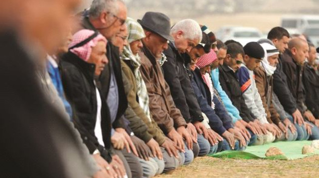 תפילה לזכרו של יעקוב אל-קיעאן באום אל-חיראן (צילום: רויטרס)