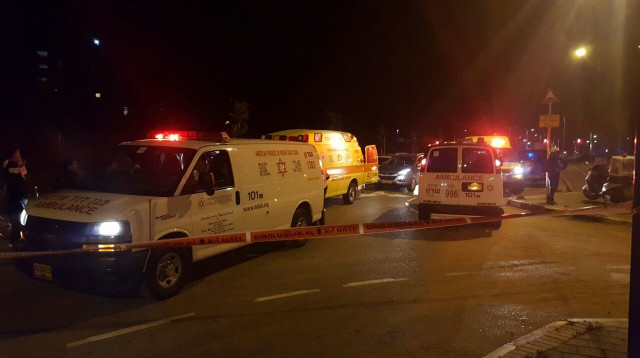 זירת הירי בנתניה (צילום: דוברות מד"א)