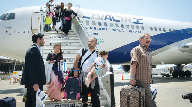 עולים מצרפת נוחתים בנתב"ג, למצולמים אין קשר לנאמר (צילום: פלאש 90)