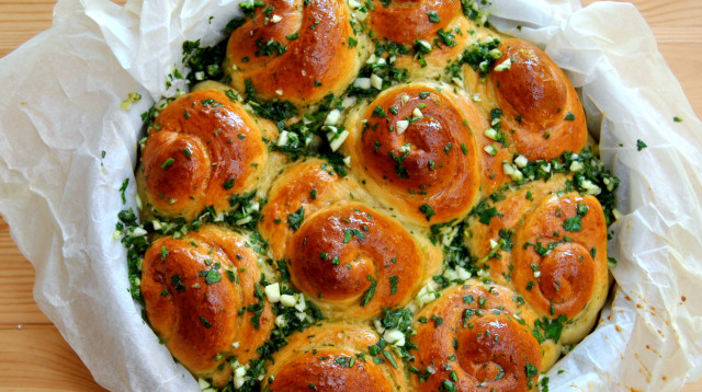 לחמניות שום מתובלות בפטרוזיליה או ברוזמרין  (צילום: פסקל פרץ רובין)