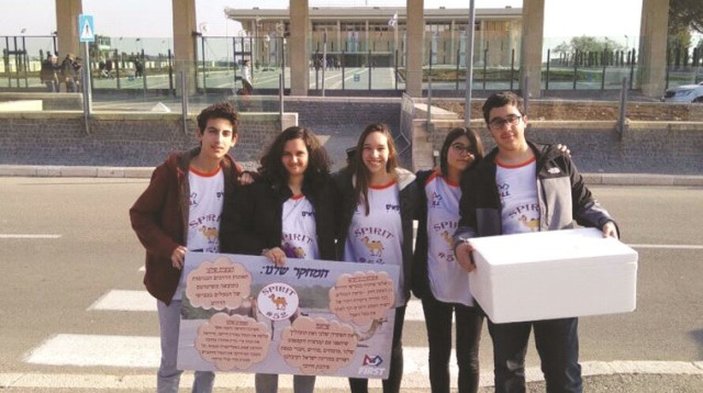 התלמידים שהמציאו את החיישן (צילום: שי לוין)