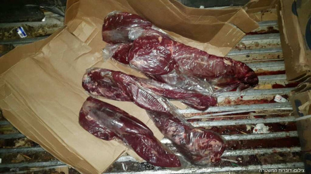 הבשר המקולקל שנתפס בעטרות (צילום: דוברות המשטרה)