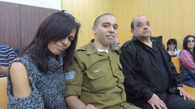 אלאור אזריה עם אביו צ'רלי ואמו אושרה בבית הדין  (צילום: אבשלום ששוני)