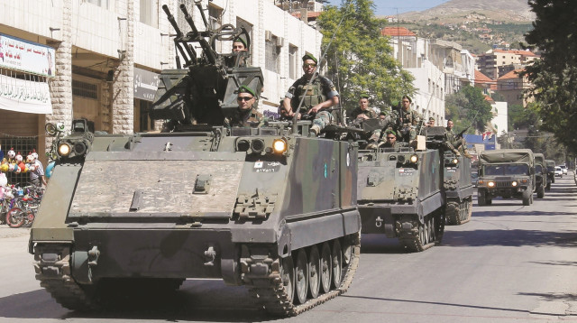 שיירת נגמ"שים של צבא לבנון (צילום: רויטרס)