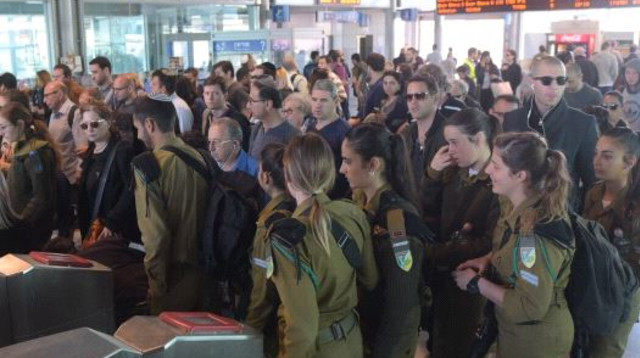 עומס בתחנת רכבת השלום  (צילום: אבשלום ששוני)