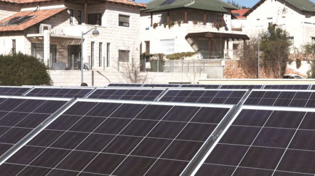 גגות סולאריים על בית בצור הדסה (צילום: נתי שוחט, פלאש 90)