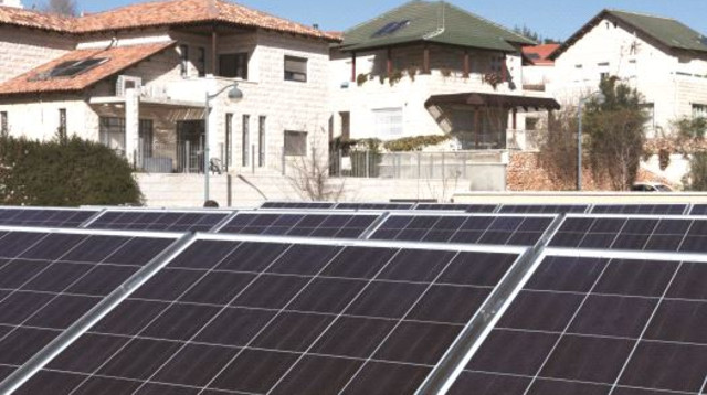 גגות סולאריים על בית בצור הדסה (צילום: נתי שוחט, פלאש 90)