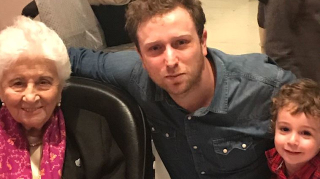 ליאור דיין ובנו עם רות דיין ביום הולדתה (צילום: ליאור דיין)