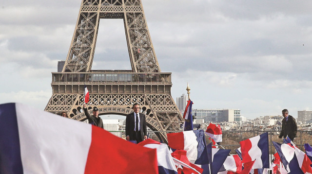 עצרת תמיכה המונית למען פרנסואה פיון (במרכז) (צילום: AFP)