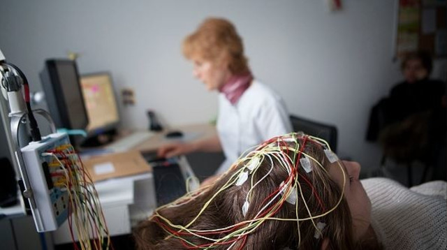 בדיקות על חולת אפילפסיה (צילום: Getty images)